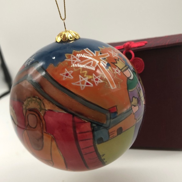 Reversed painted Holy family glass ornament - Picture 4 of 7